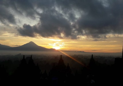 By Rail from Jakarta : Sunrise, Borobudur and Prambanan Tours