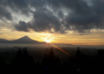 By Rail from Jakarta : Sunrise, Borobudur and Prambanan Tours
