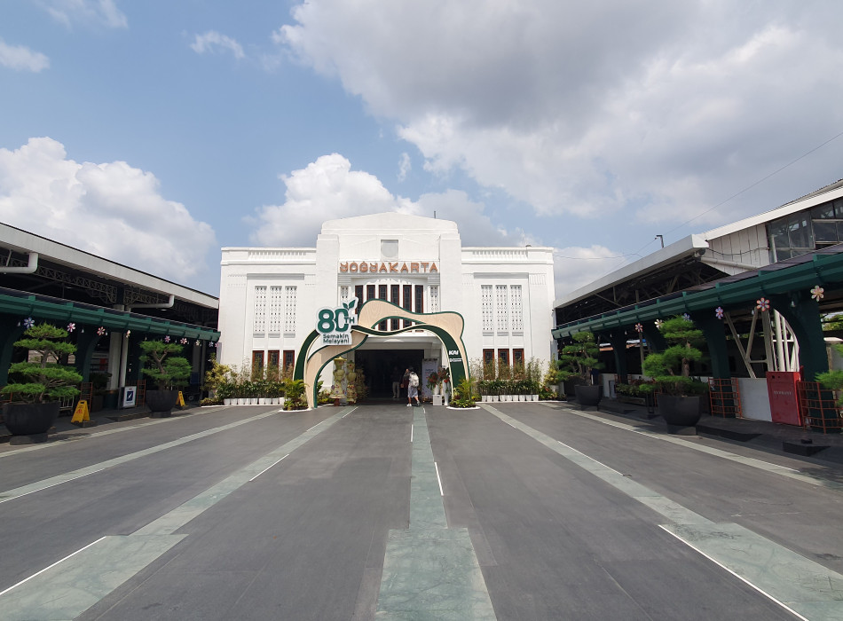 From Cikarang by Train : 3D2N Borobudur Sunrise and Prambanan Tours with Japanese Speaking Guide